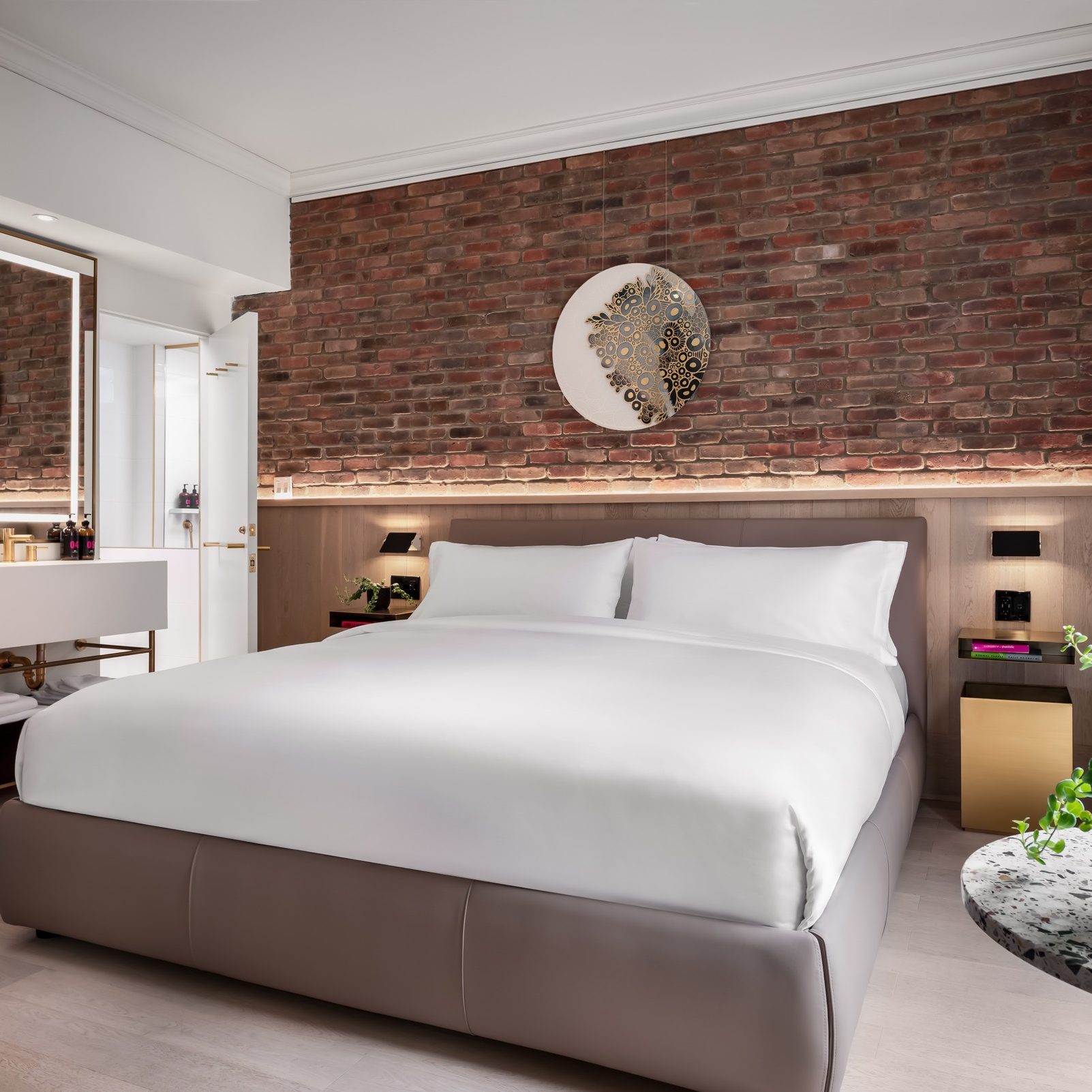 A Studio King guest room at Gladstone House